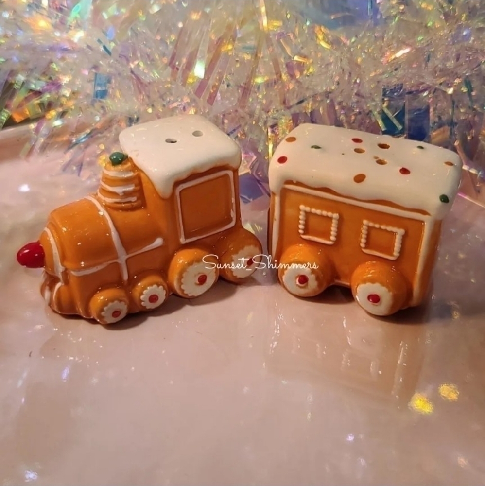 Cracker Barrel Gingerbread Train Frosting Sprinkles Cristmas Salt Pepper Shaker